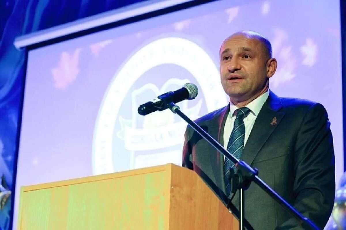    Артём Жога поздравил школьников Академического района с Днём знаний