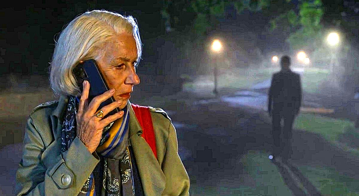 - Что? Новый электрошокер? Нет, пока не тестировала... Обожди, через пару минут перезвоню.