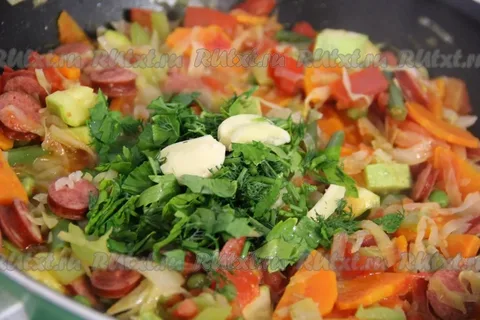 Спецофаи - рагу с колбасками и свининой