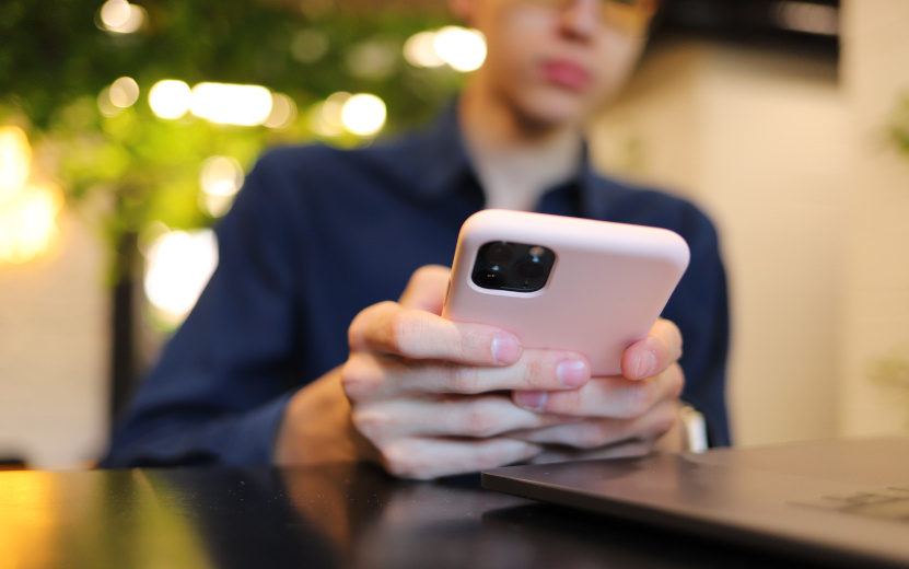  Мессенджер MAX и магазин приложений RuStore будет устанавливаться на всех продаваемых в России смартфонах. Фото: Амир Закиров