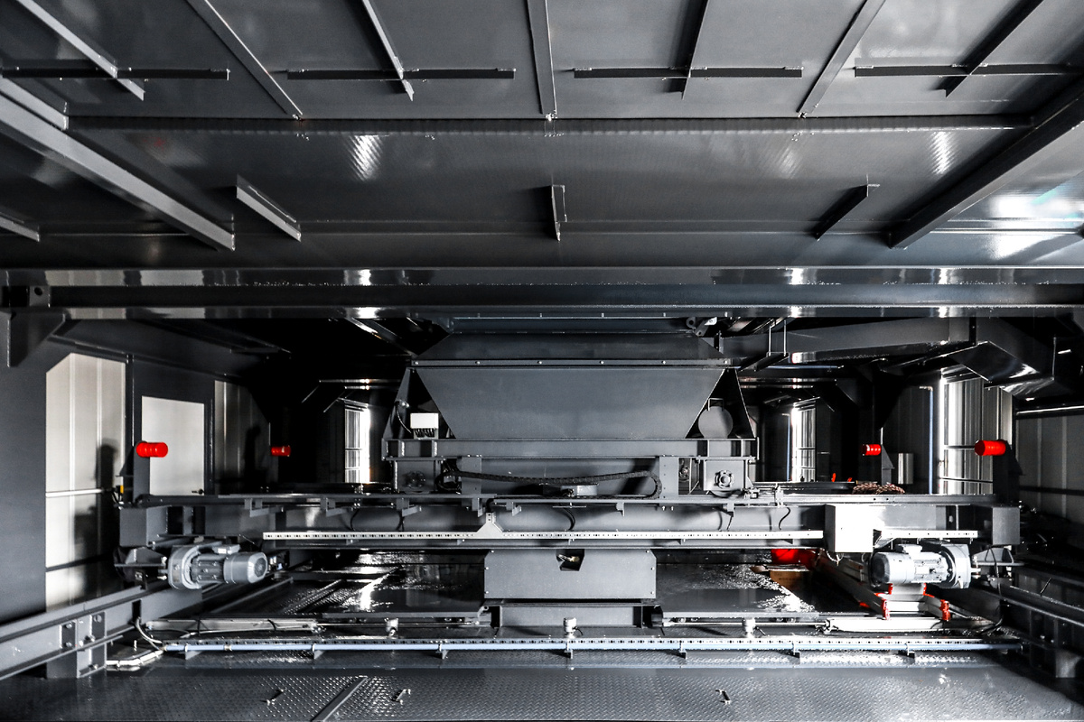 Распределение готовой смеси на АБЗ скиповой тележкой 