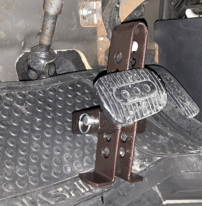 Фото заимствовано - https://www.stekloprav.ru/product/zashchita-protivougonnaya-na-pedal/?utm_medium=organic&utm_source=yandexsmartcamera