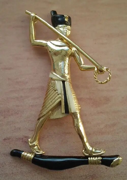 Брошь с египетским мотивом «Фараон». Золотистый тон, эмаль. Английская ювелирная компания Sphinx.