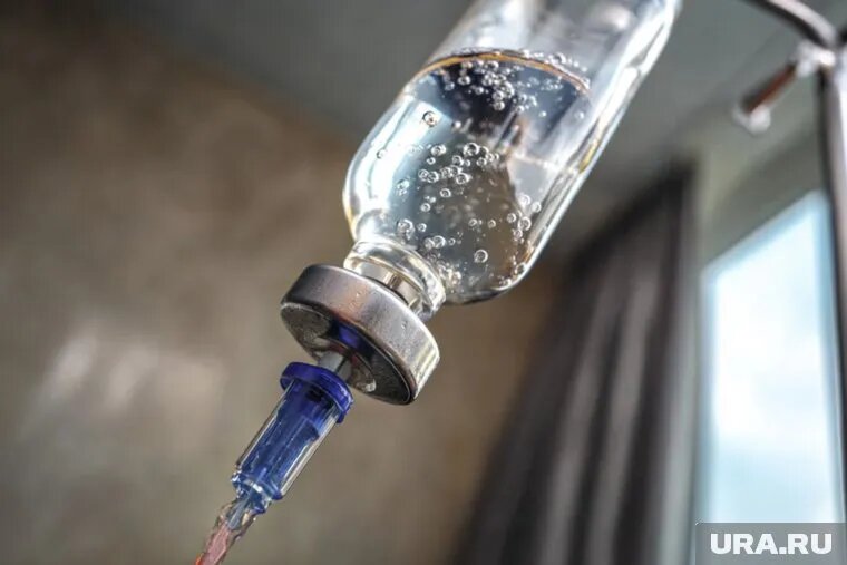 Капельницу ребенку поставили прямо в гостиничном номере — без оформления документов и за деньги. Фото: Создано в Midjourney © URA.RU