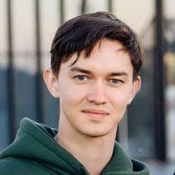    — Уже с 2022 многие блогеры создали для себя буферные каналы, наиболее популярная площадка для этого — Telegram. Не могу не упомянуть и «ВКонтакте», несмотря на недоверие блогеров, они активно продвигают себя, поддерживают всех, кто переходит к ним. Не стоит забывать про TikTok, который также не попадает под поправки. Но считаю, что сейчас необходимо диверсифицировать свою аудиторию и стараться быть на всех площадках. Доходы блогеров наверняка упадут, думаю, что поправки станут неким фильтром, который выбьет многих из рекламного рынка полностью. Фанаты и, так скажем, профессионалы своего дела пострадают, но найдут новые форматы, увеличат цены на других площадках и вернут стабильность своих доходов. Считаю, что тем, кто делает полезный, крутой и качественный контент стоит подготовиться к тяжелым временам, но не переживать так сильно, аудитория найдет и будет следить за ними везде, соответственно и рекламодатели. За MAX стоит следить точно и держать руку на пульсе, аудитория там будет, это неизбежно. Несмотря на все противоречивые мнения, — считает эксперт.