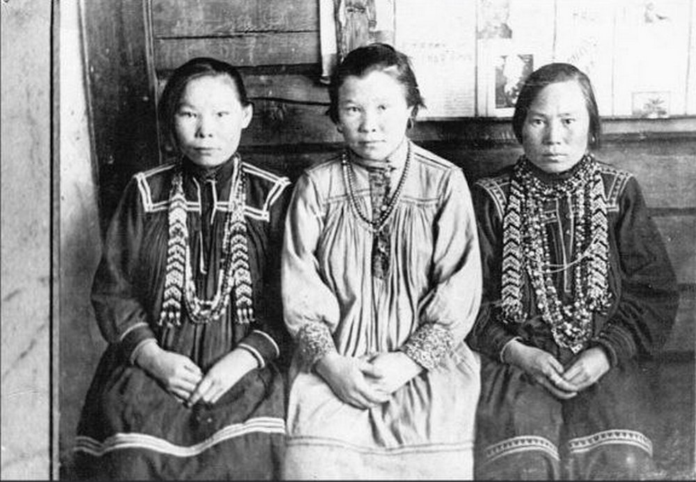 На этом фото, девушки, по моему мнению, выглядят недостаточно привлекательно.