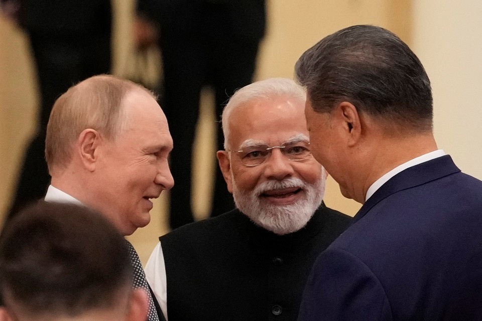    Короткая беседа глав России, Индии и Китая перед началом саммита REUTERS