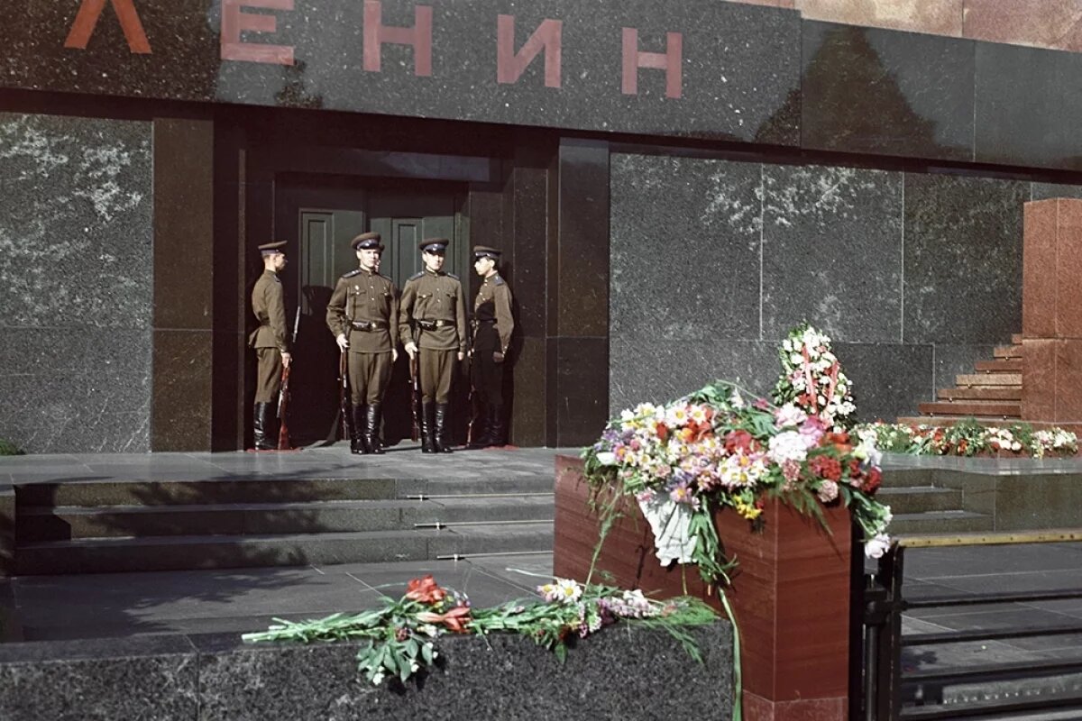    Смена караула у Мавзолея Владимира Ильича Ленина на Красной площади в Москве.
