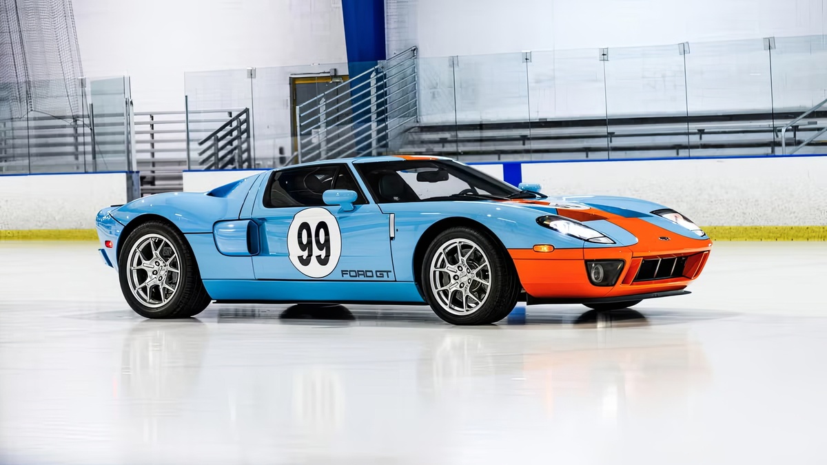 ©Bring a Trailer ©Ford 