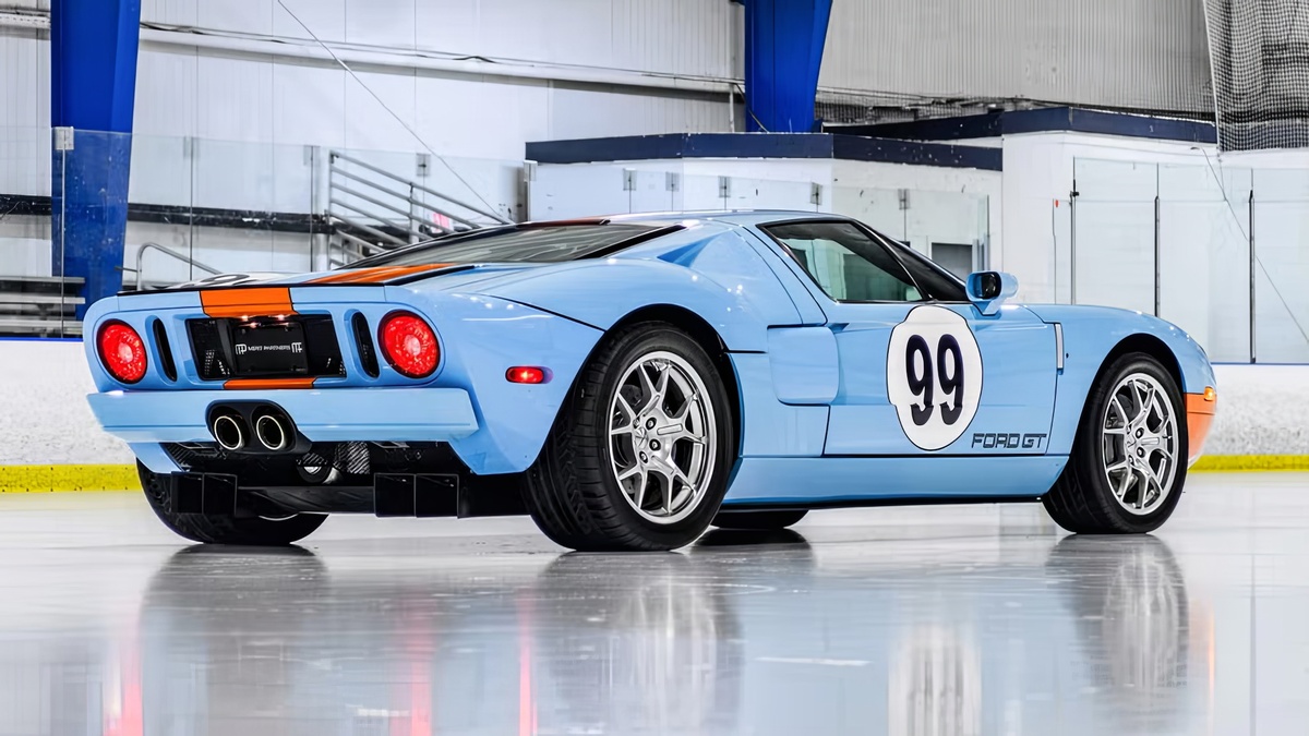 ©Bring a Trailer ©Ford 