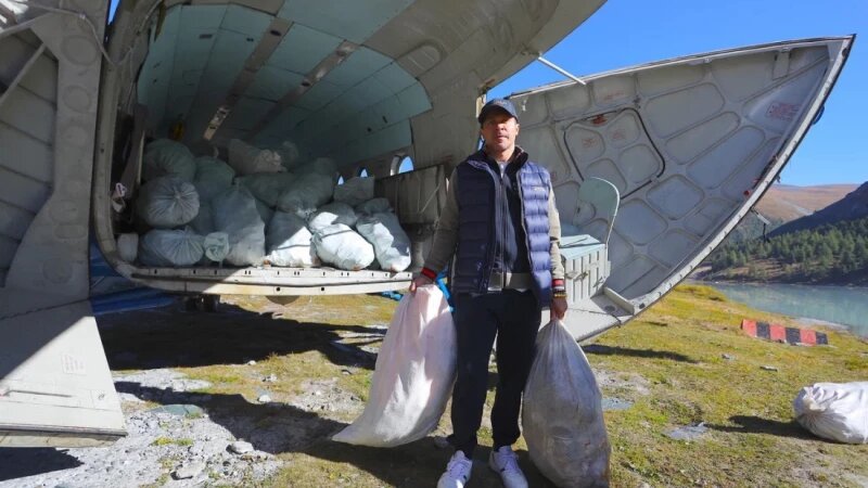     Павел Деревянко с мусором на Белухе Пресс-служба правительства Республики Алтай