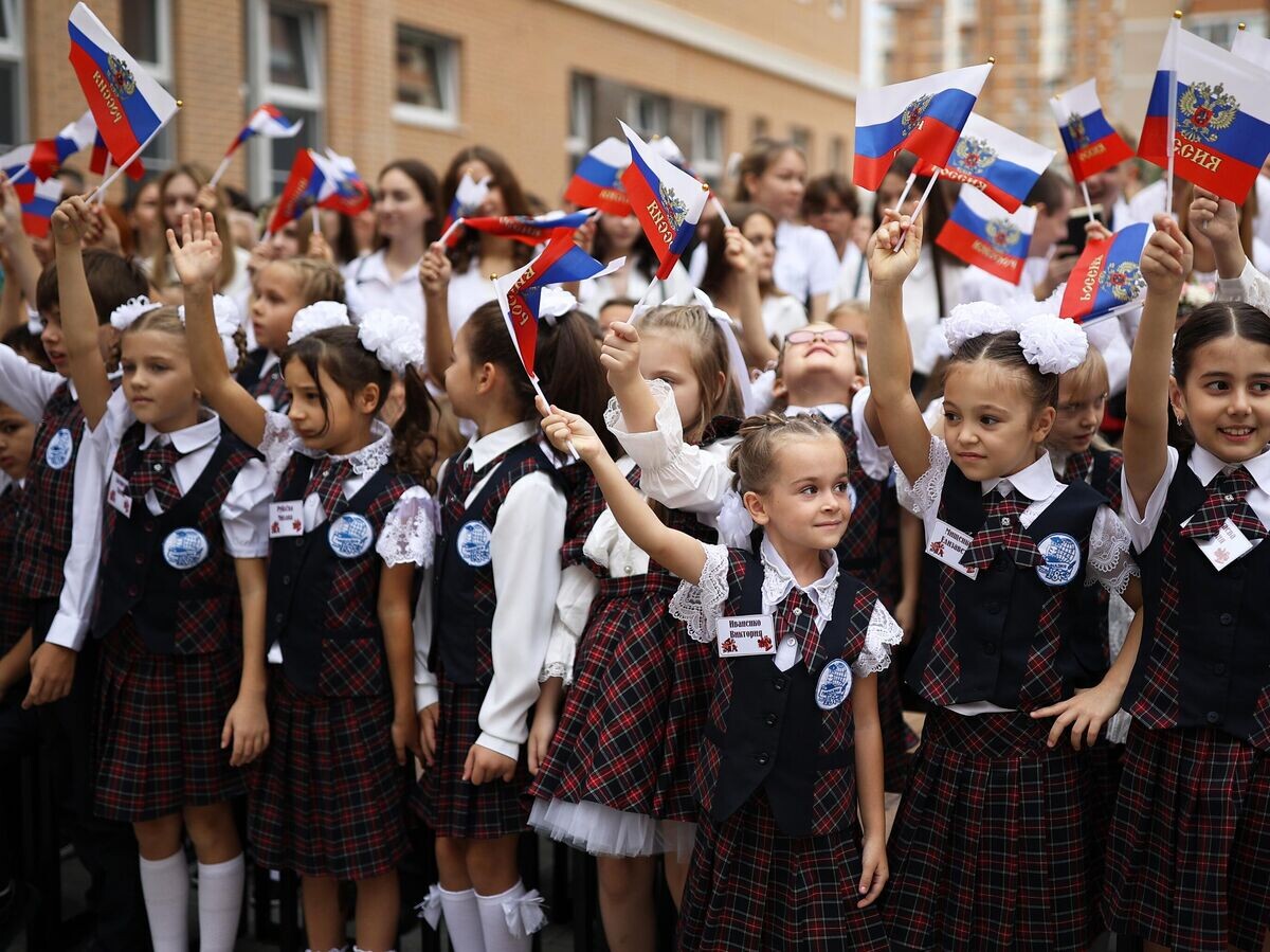    Первоклассники во время торжественной линейки, посвященной началу учебного года и открытию новой школы №18 в Краснодаре© РИА Новости / Виталий Тимкив