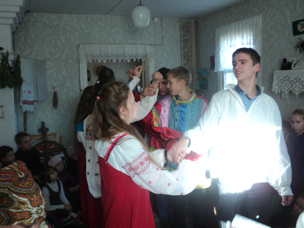                                                                              Игровая песня
      Я не знаю, в каких случаях пели эту песню встарь, но, согласитесь, слова указывают на  её игровой характер. 
      А моя дочь пела её своему маленькому сыночку как колыбельную. Я приятно удивилась, услышав, как она ласковым мягким голосом убаюкивает своего ребенка с помощью бабушкиных песен. А мне казалось, что они ей неинтересны. 
       Посмотрите на этих ребят: с каким удовольствием они поют и играют на наших Покровских посиделках. Фольклор им нравится!!! 
      Я представлю эту песню дважды: как игровую в исполнении ребят и спою сама как лирическую, любовную. 
