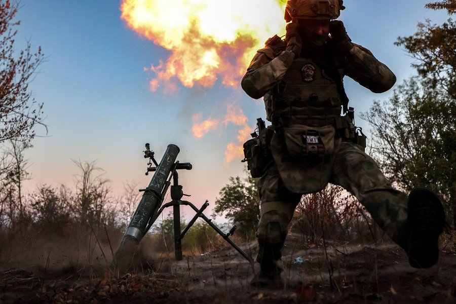 Военнослужащий мотострелкового полка во время боевой работы расчета 120-мм миномета 2Б11 в зоне СВО - Фото: Алексей Коновалов/ТАСС