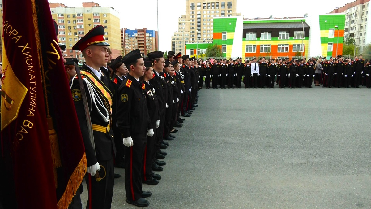    Депутат Госдумы Ольга Ануфриева приехала на линейку в сургутский лицей имени Хисматулина