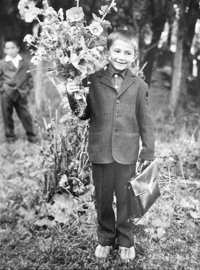 Председатель бюджетного комитета Законодательного собрания Пермского края Армен Гарслян в начальных классах Богдановской русской средней школы в Грузии