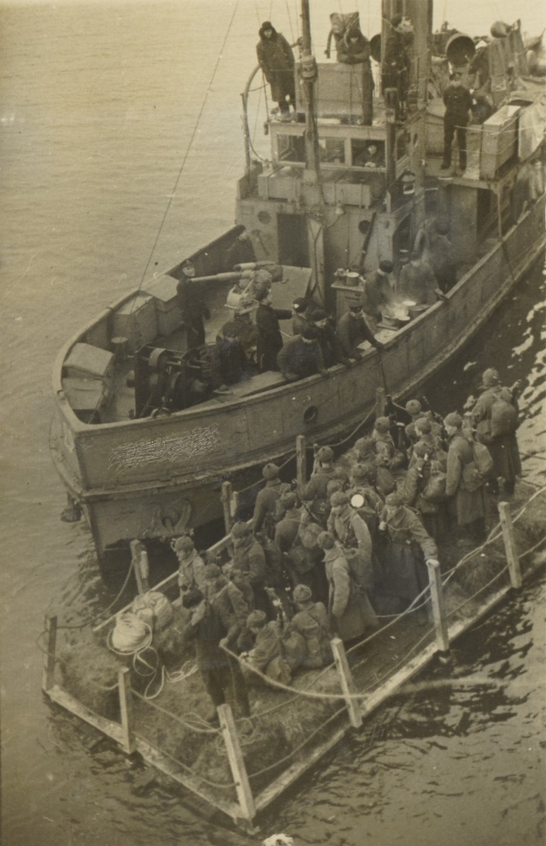 Высадка десанта на берег в период боев с белофиннами. 1939-40 гг. Источник: Военный музей Карельского перешейка.