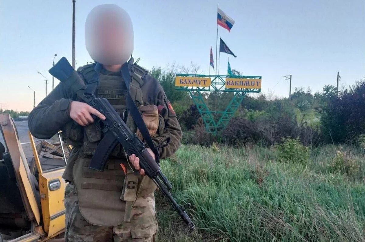    Оратор предпочитает свое лицо не показывать — слишком много пережил на передовой, за известностью не гонится.