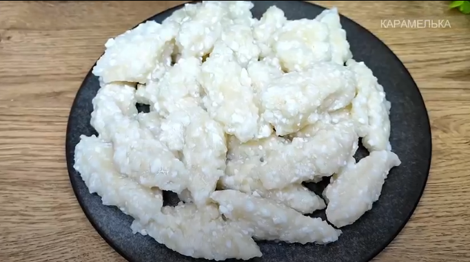 Такие "супер ленивые" вареники мало кто готовит, а зря: готовятся очень просто и быстро, даже руки пачкать не придётся (делюсь рецептом)