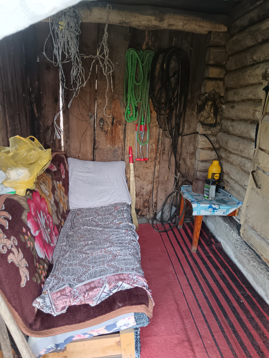 В этом году сделали предбанник зоной отдыха, но инвентарь пока хранится тут же