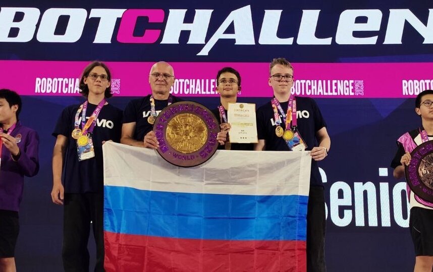    Петербуржцы на награждении в Китае (слева направо): Александр Сырковский, руководитель лаборатории Игорь Лосицкий, Артемий Навроцкий, Степан Муравьёвпредоставил герой публикации