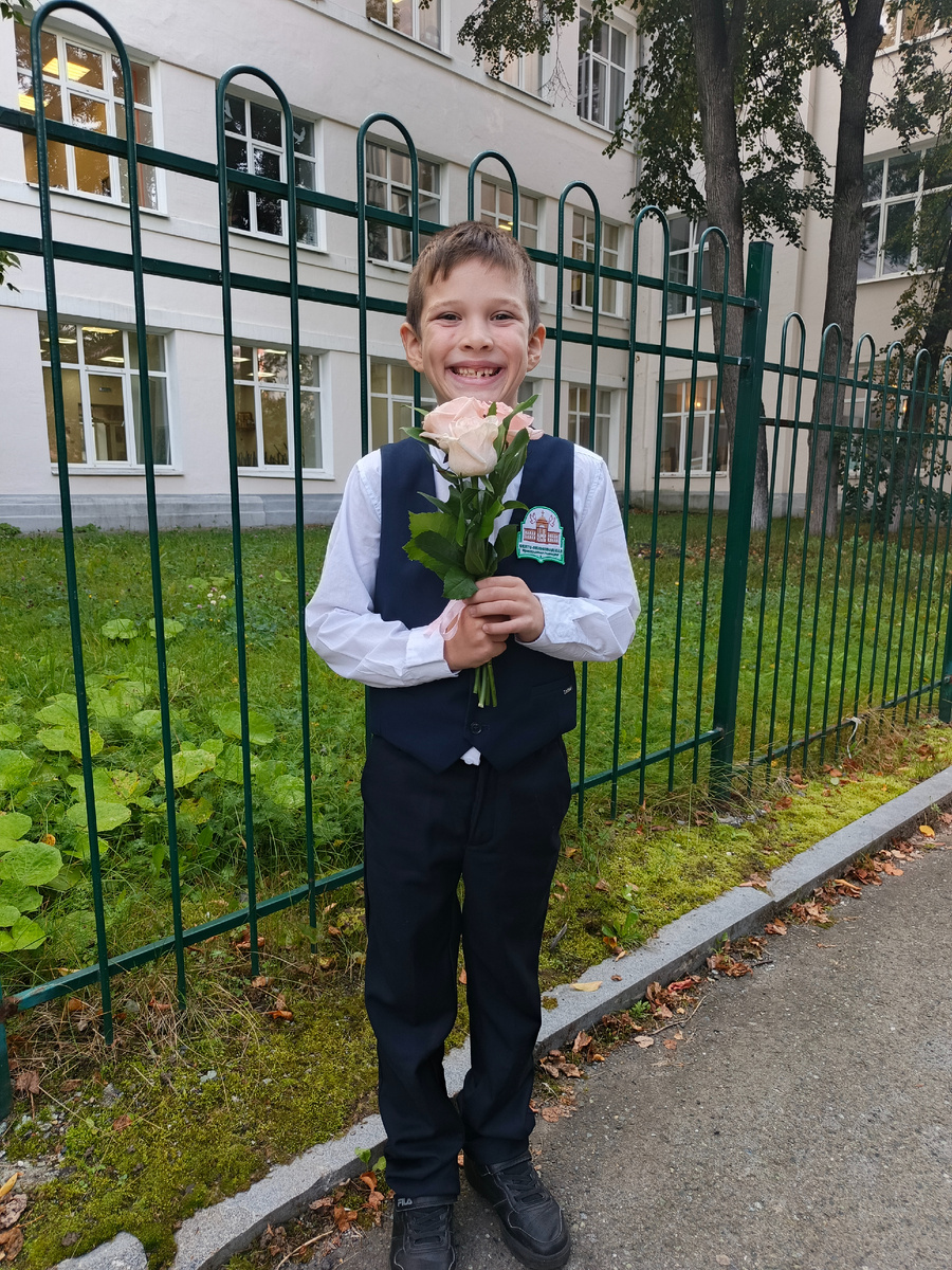 Счастливый и пока не познавший трудностей ребёнок))