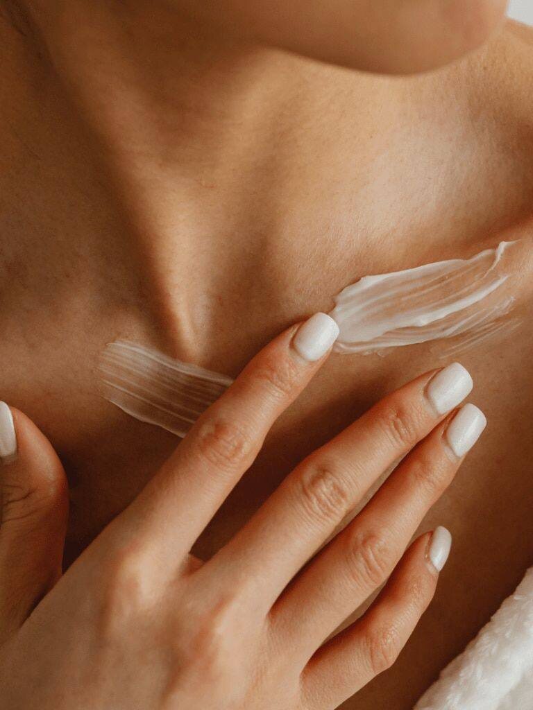 Зона декольте у женщины - самая уязвимая часть