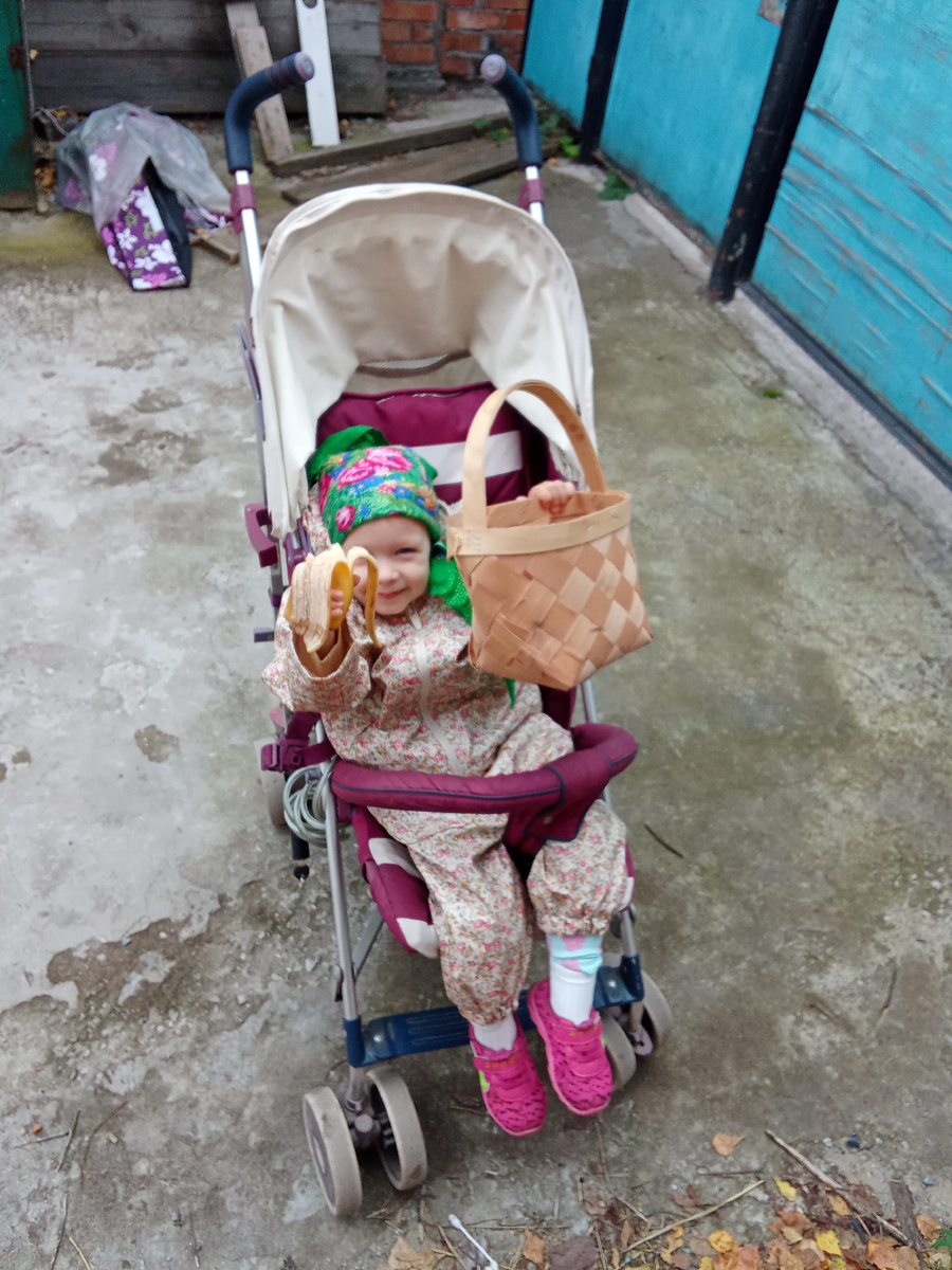 А это младшая, она ещё никуда не ходит 🤭 но ей приходится отводить других на занятия. 