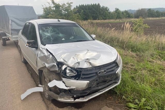    У легкового автомобиля серьёзно повреждён капот и разбито лобовое стекло. Фото: Госавтоинспекция Кировской области