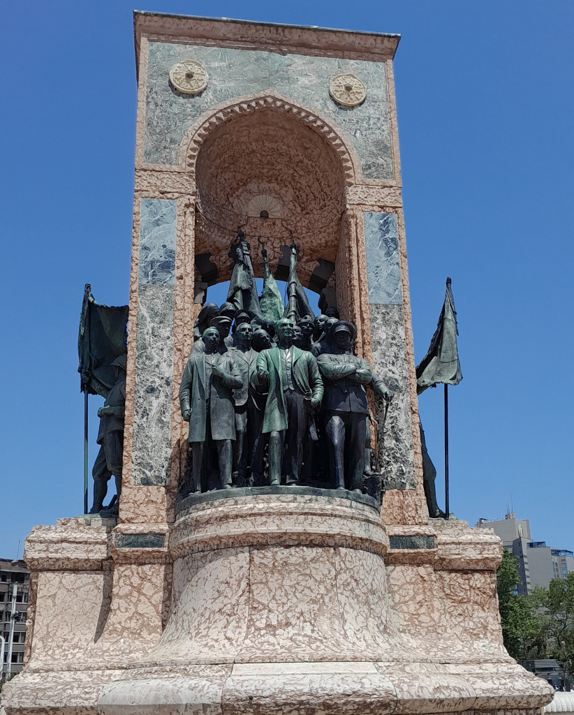 Монумент "Республика"