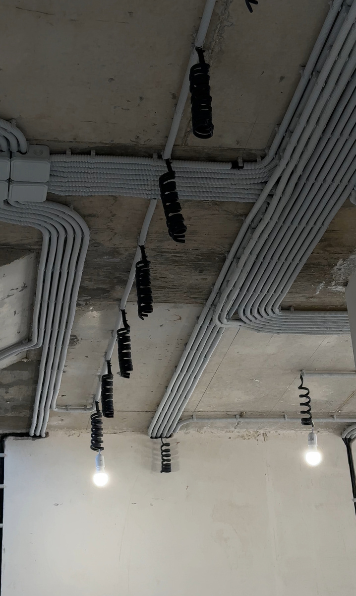 Электрики очень парились, чтобы все было аккуратно. И в конце рабочего дня всегда проводили уборку.