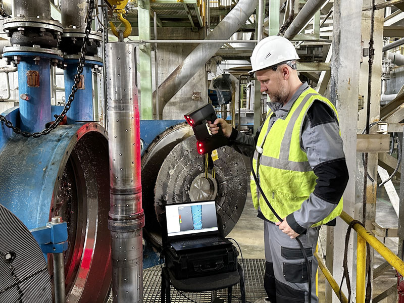 Сотрудник "Пермнефтемаш" проводит сканирование детали