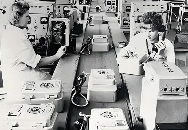 На фото: Конвейер сборки таксофонов (телефонов-автоматов) на Пермском телефонном  заводе, 1966 г. / Пресс-служба завода "Телта"