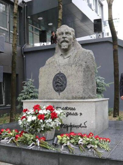 ПЛЮС ОДИН ПАМЯТНИК СОВЕТСКОМУ СВЕРХПРОЕКТУ