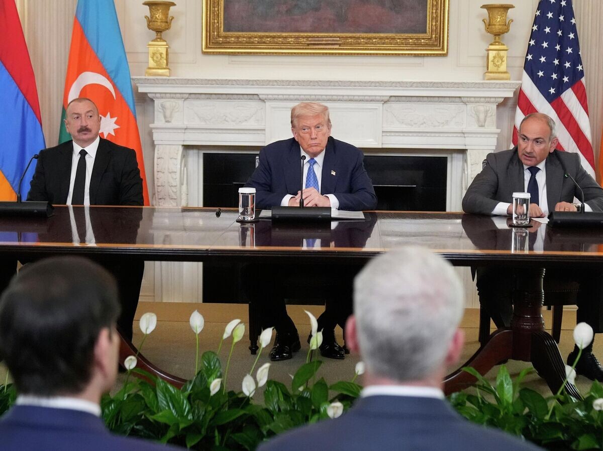    Президент США Дональд Трамп, президент Азербайджана Ильхам Алиев и премьер-министр Армении Никол Пашинян во время церемонии подписания трехстороннего соглашения между странами© AP Photo / Mark Schiefelbein