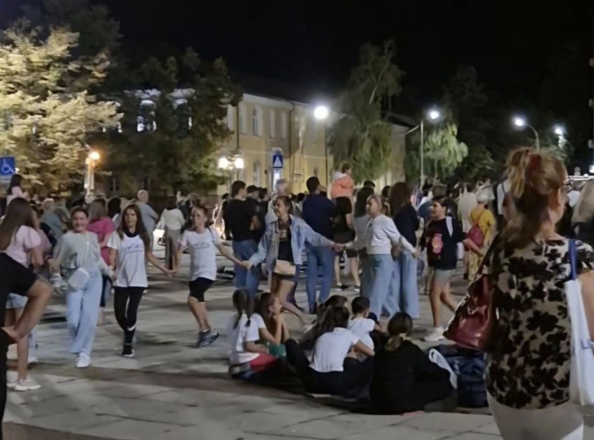 То самое хоро в исполнении молодых людей на другом конце площади.