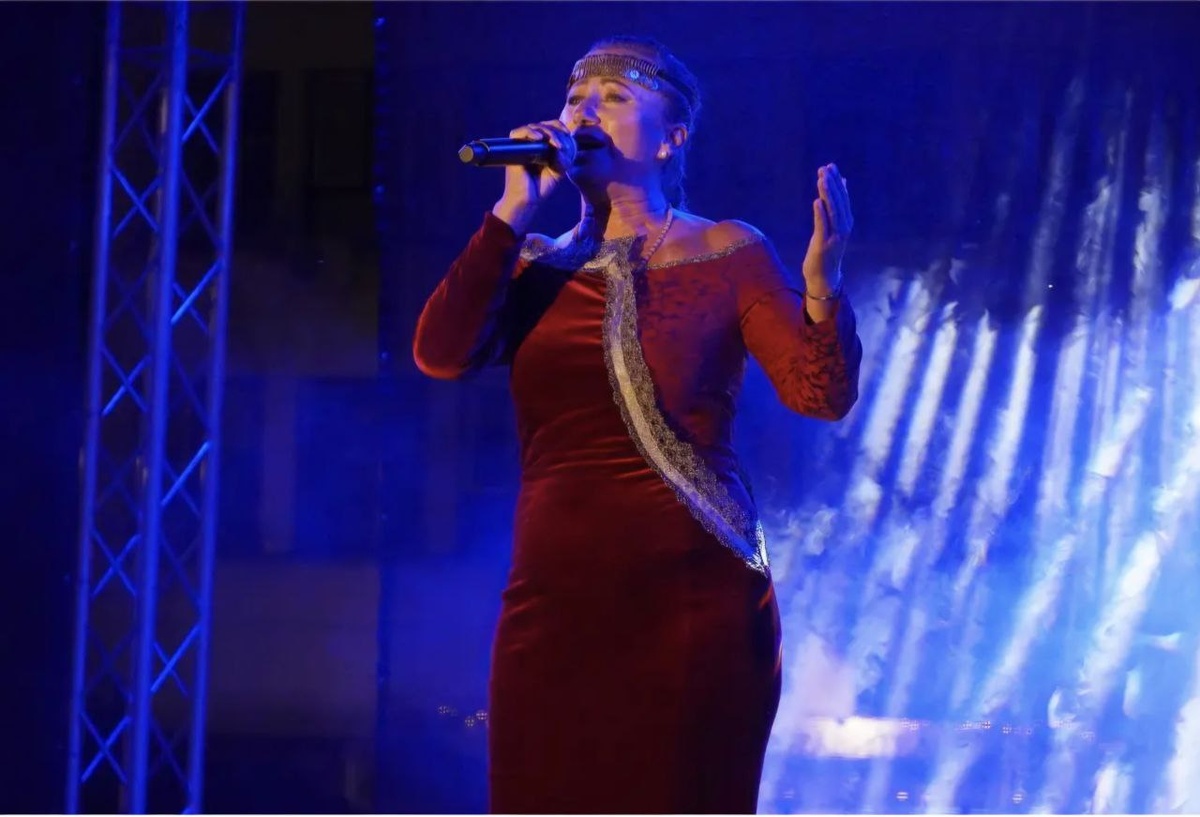 Эта тетя пела очень приятно, но... совершенно непонятно. Муж, говорит, первый раз в жизни он не смог разобрать ничего.... (Фото с сайта Общины).