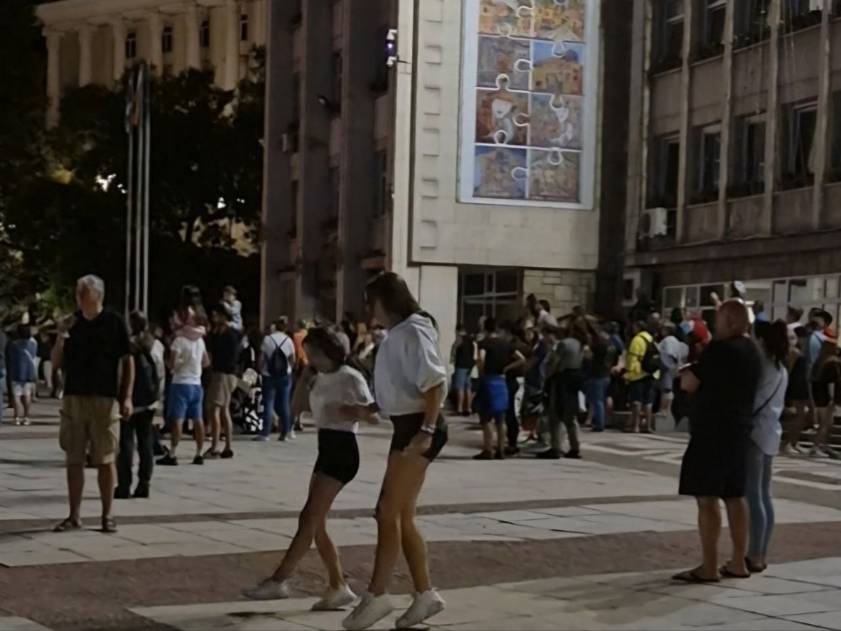 А сбоку тренируются в хоро две девчушки.