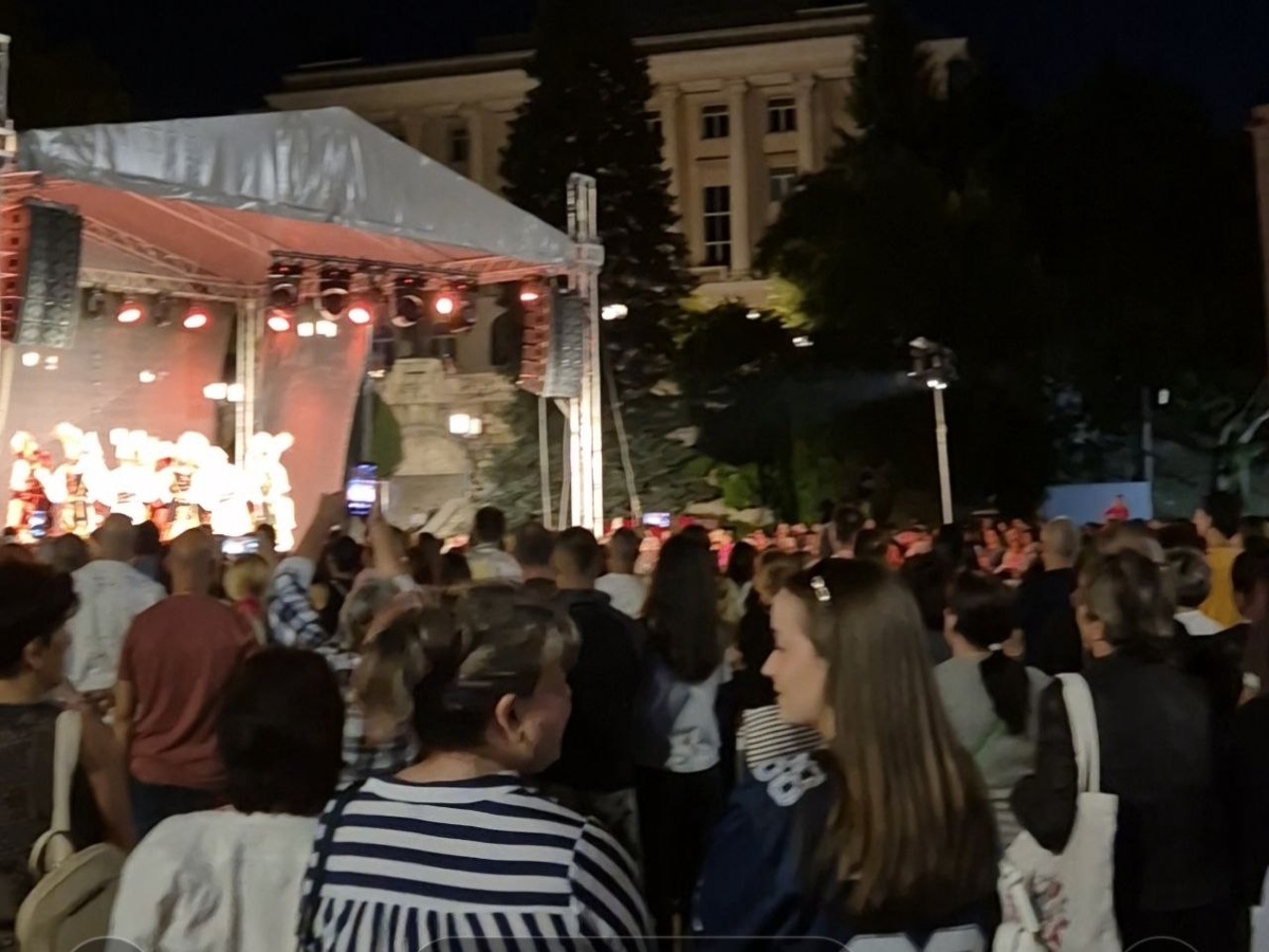 Народу на концерте было много и перед сценой, и на всяких ступеньках вокруг площади.