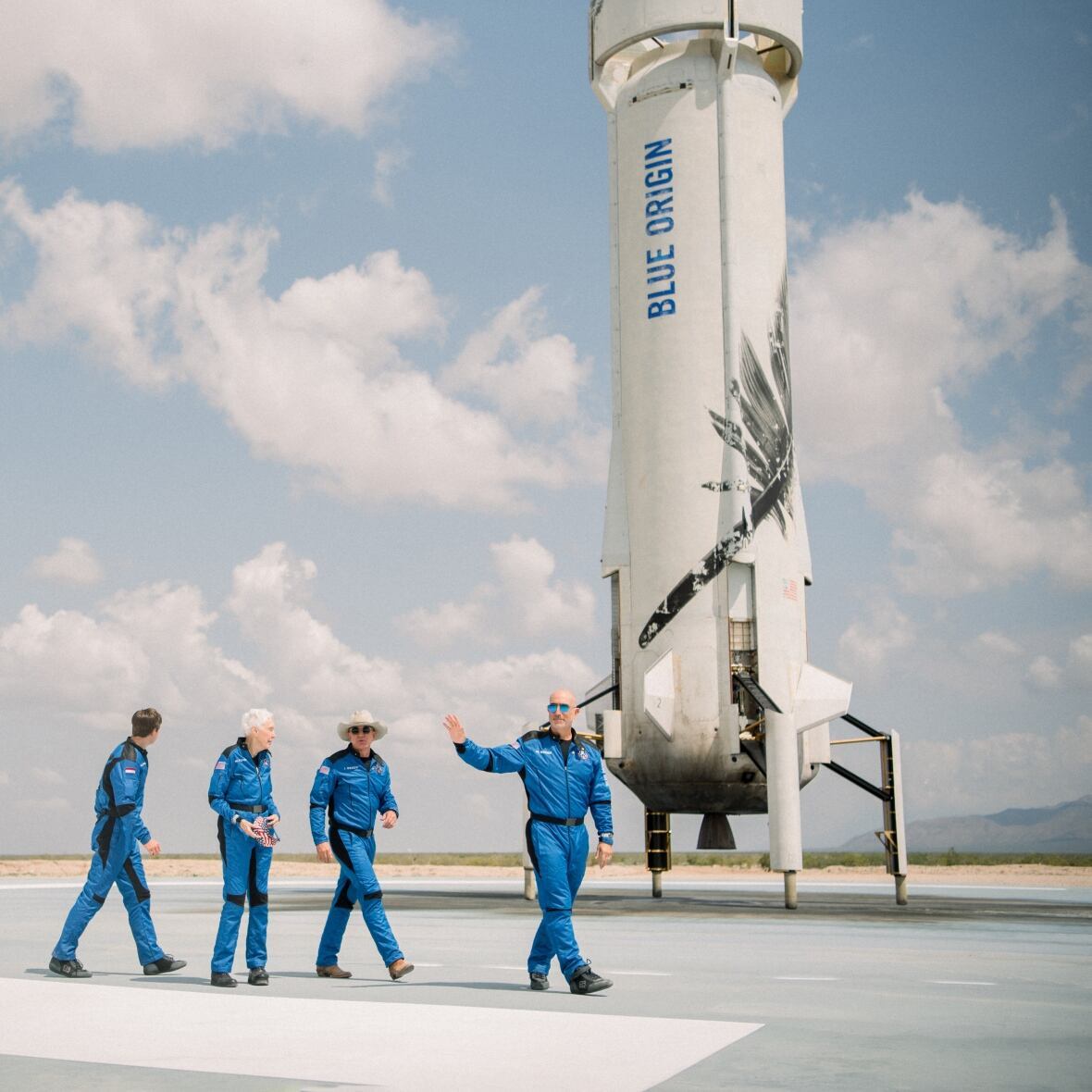 Джуфф Безос у своей ракеты New Shepard (bp jnrhsns[ bcnjxybrjd)