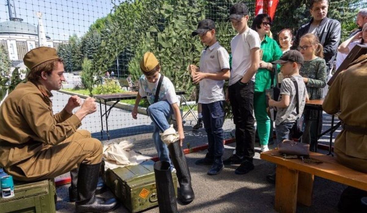     Участники программы "Парк Победы. Главные патриотический" на одной из интерактивных зон Источник: victorymuseum.ru Автор фото: Андрей Лебедев