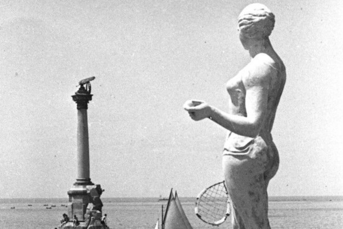    Скульптура теннисистки на Приморском бульваре Севастополя.