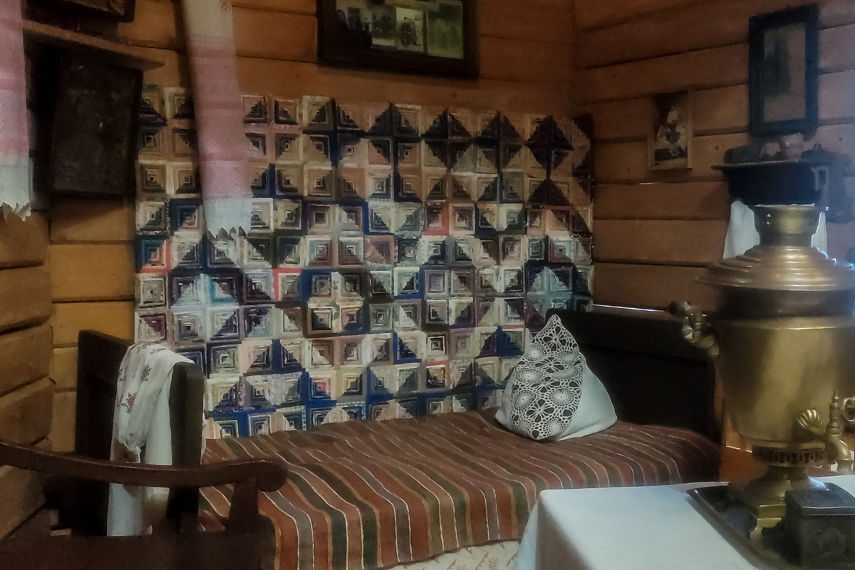 Если он реально старинный, а не новодел, то это настоящий шедевр! Но даже если он современный, то все равно шедевр!