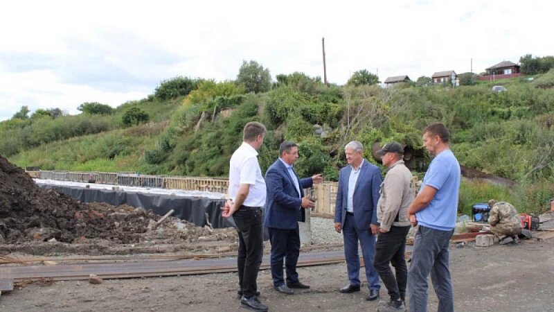     В Шелаболихе полным ходом идет строительство дамбы. Сайт АКЗС