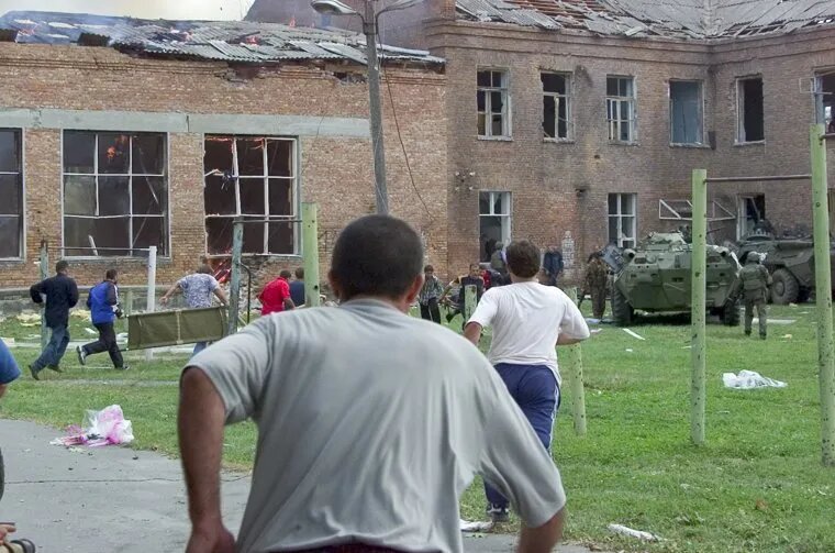 21 год назад террористы захватили заложников во время торжественной линейки в школе. Фото: Serge Uzakov / Global Look Press