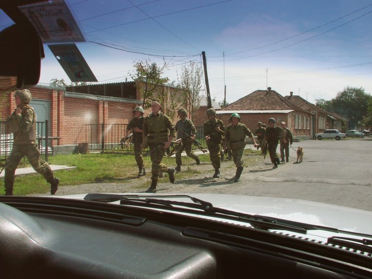 Утром 1 сентября в школе № 1 в Беслане вооруженные боевики открыли стрельбу в воздух и загнали в здание детей, родителей и учителей. Заложников распределили по спортзалу, тренажерному залу, душевым и классам, заминировав помещения бомбами МОН-90. Фото: ТАСС/ Газета «Северная Осетия»