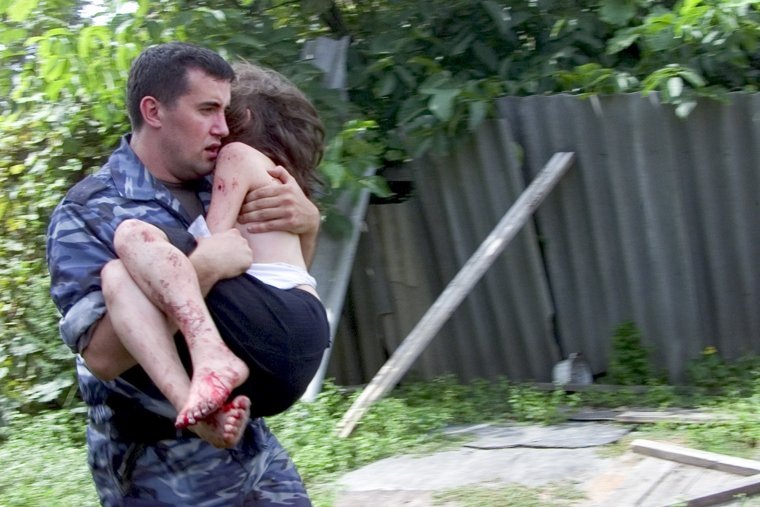 Заложники страдали от жары и жажды. Боевики запретили передавать воду и еду, сломав краны. Переговоры с экс-главой Ингушетии Русланом Аушевым освободили 26 женщин с детьми, но остальные оставались в плену. Спецназ «Альфы» и «Вымпела» готовил штурм, несмотря на угрозы местных жителей. Фото: Serge Uzakov / Global Look Press