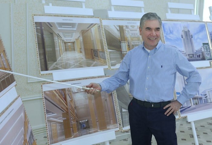 Гурбангулы Бердымухамедов знакомится с проектными решениями будущего учебного комплекса Туркменского государственного архитектурно-строительного института, 9 мая, 2025 г., Ашхабад, Туркменистан. (Фото: TDH)