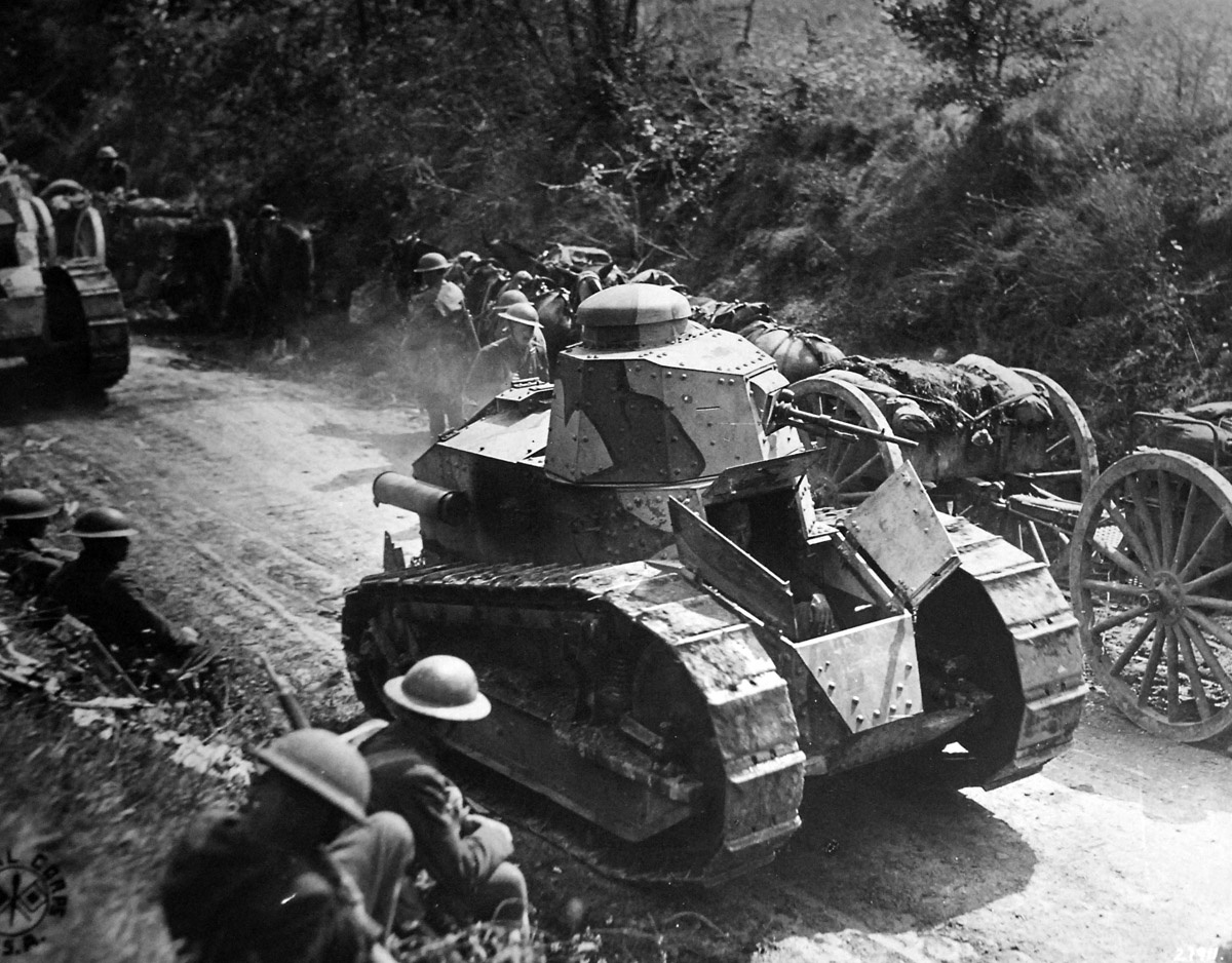 Renault FT Американского Экспедиционного Корпуса на фронте, 1918 год.