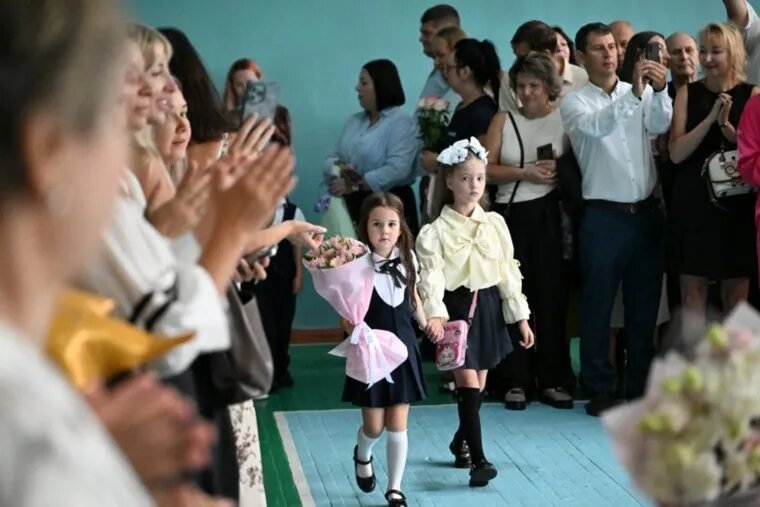 Для первоклассников проходит их первая линейка. Фото: Виталий Аньков / РИА Новости